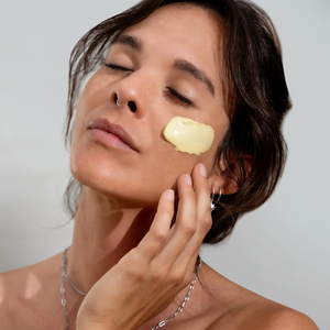 Go-For-Zero-Australia-Stray-Willow-Australia-Golden-Glow-Face-Mask-Model