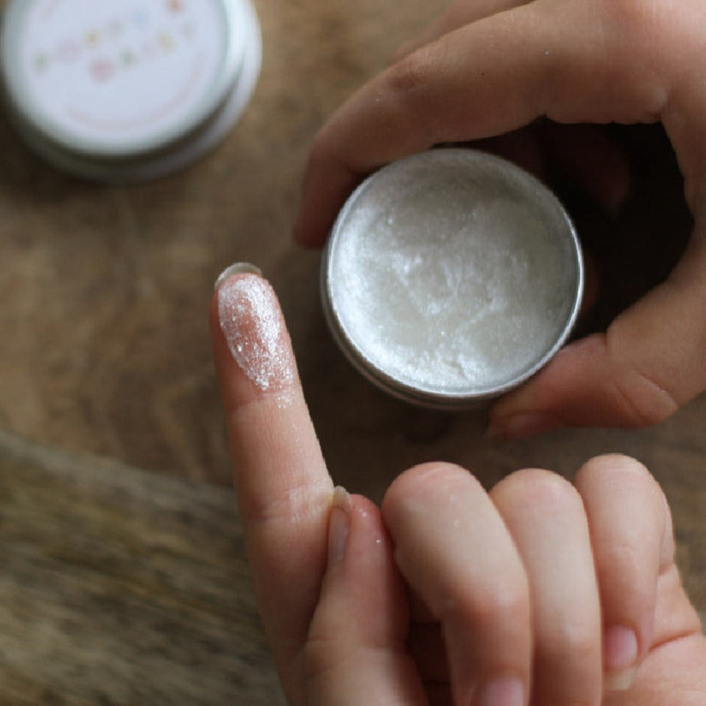 Go-For-Zero-Australia-Poppy-And-Daisy-Australia-Natural-Body-Glitter-Kit-In-Use