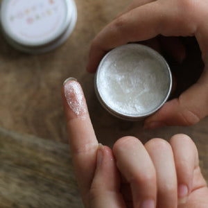 Go-For-Zero-Australia-Poppy-And-Daisy-Australia-Natural-Body-Glitter-Kit-In-Use