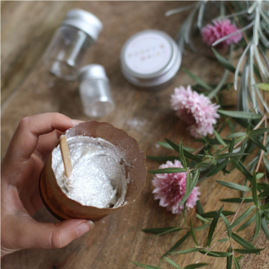 Go-For-Zero-Australia-Poppy-And-Daisy-Australia-Natural-Body-Glitter-Kit-Using